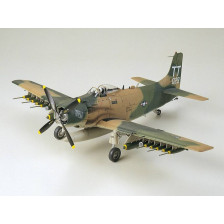 Tamiya Douglas A-1J Skyraider USAF scala 1/48 kit di montaggio (art. TA61073)