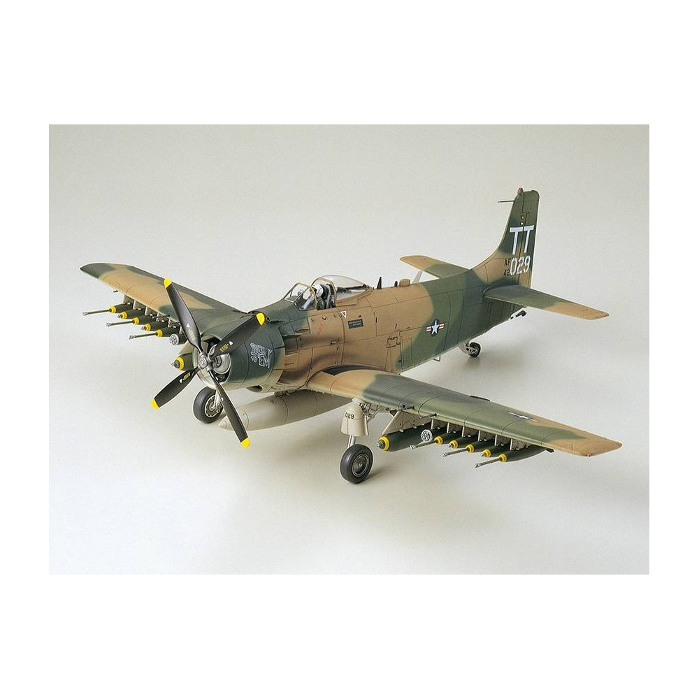 Tamiya Douglas A-1J Skyraider USAF scala 1/48 kit di montaggio (art. TA61073)