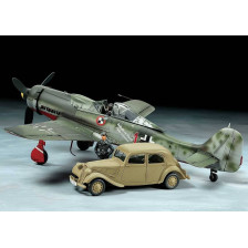 Tamiya FockeWulf FW190 D-9 JV44 con veicolo Citroen Traction 11CV kit di montaggio scala 1/48 (art. TA25213)